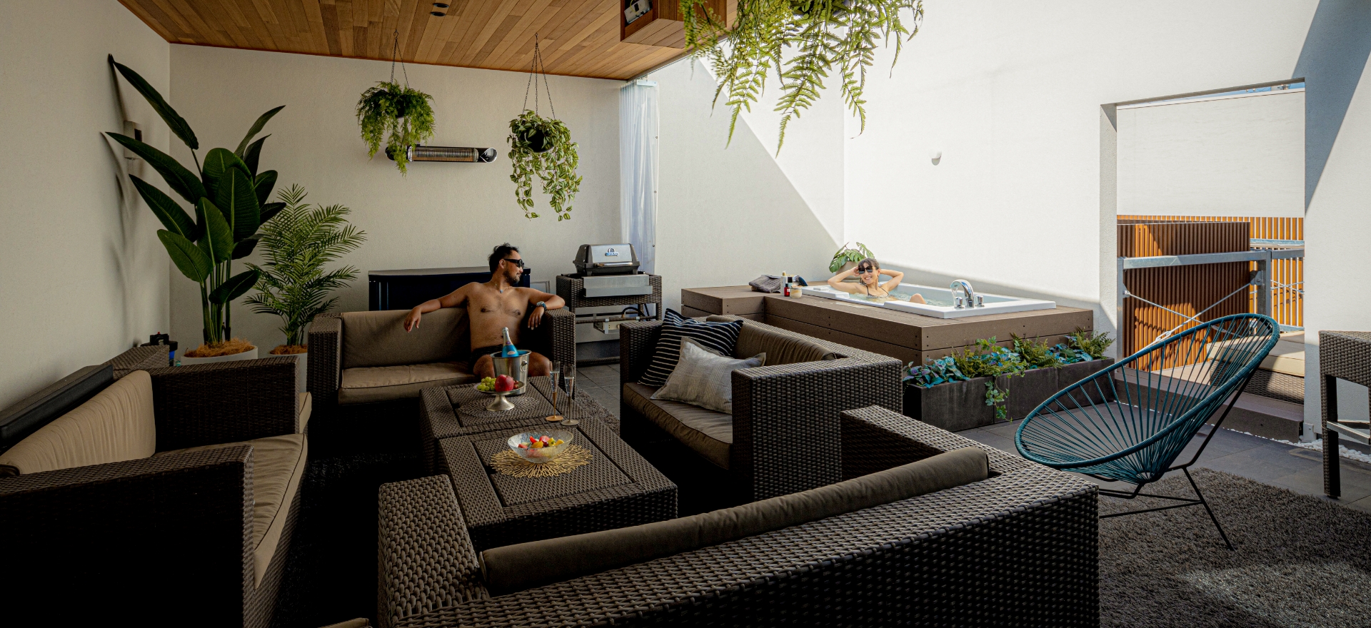 リゾートで過ごす男女の写真