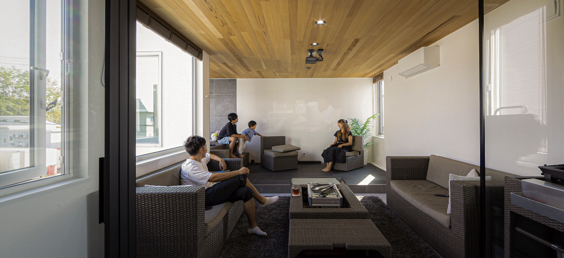 家の中で過ごす家族の写真