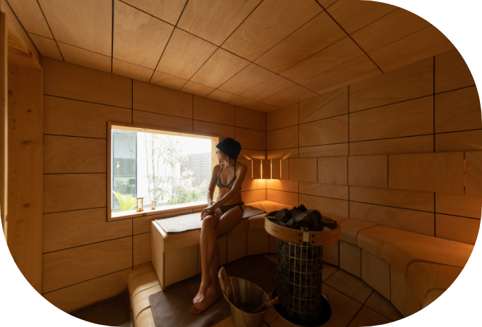 女性がサウナで過ごしている様子 写真