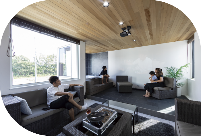 リビングでくつろぐ友人たちの様子 イメージ写真