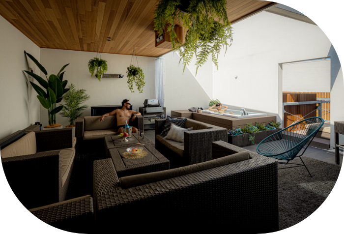 ジャグジーで男女が過ごしている様子 イメージ写真