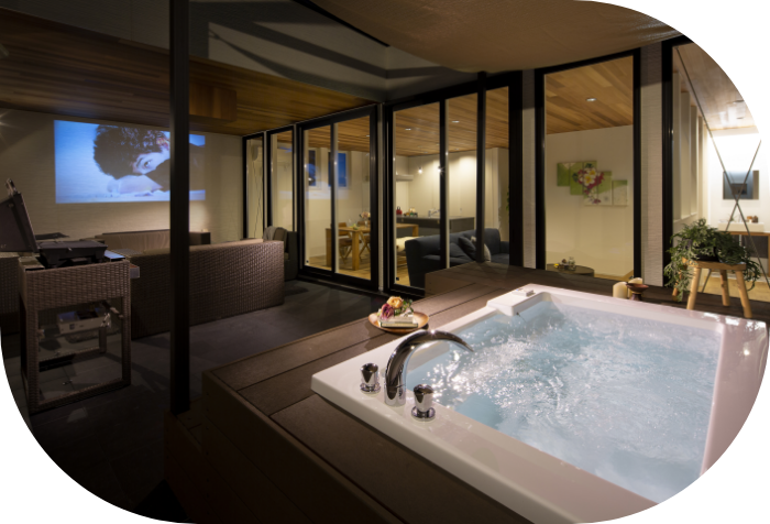 テラスで映画を楽しむ イメージ写真