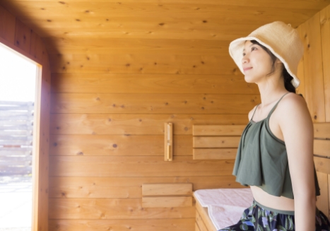 サウナにいる女性 写真