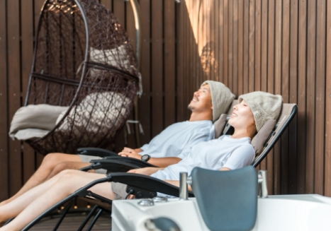 サウナで過ごす男女 写真