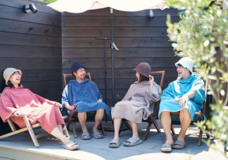 サウナで過ごす男女4人 写真