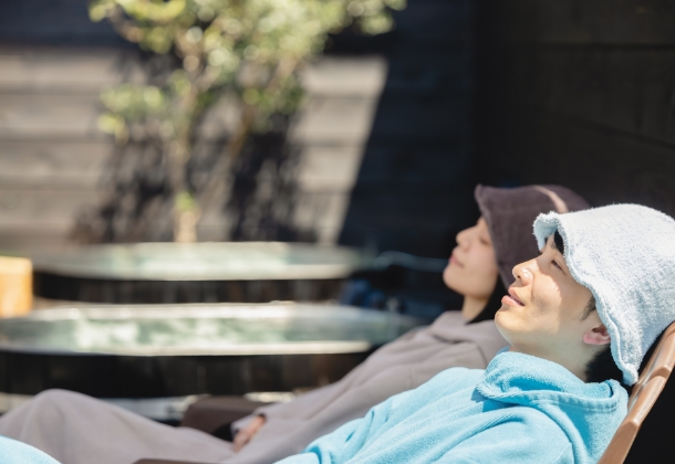 skysaunaで過ごす男女 写真