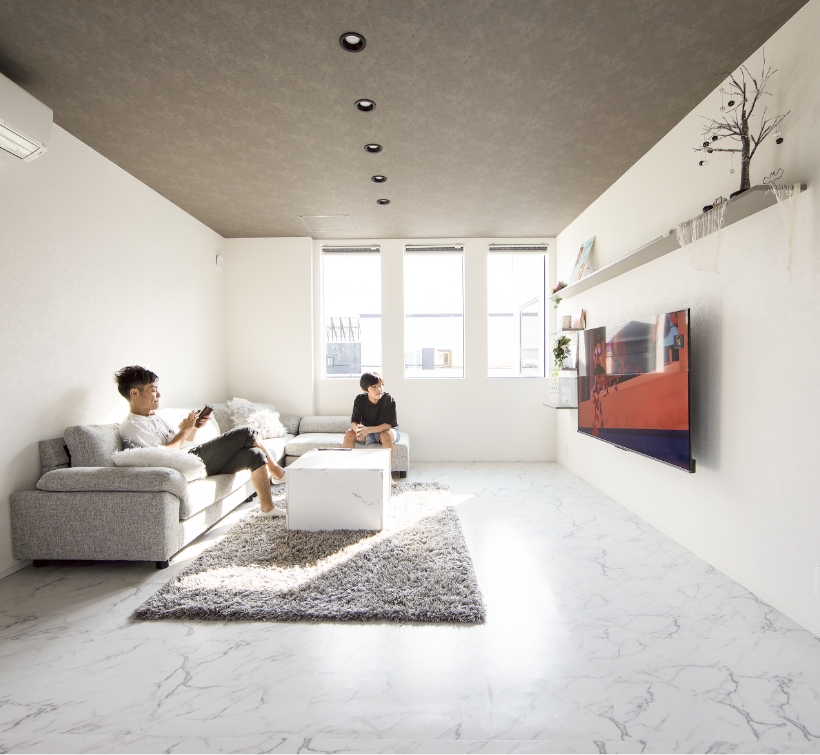 家の中でくつろぐ家族 イメージ写真