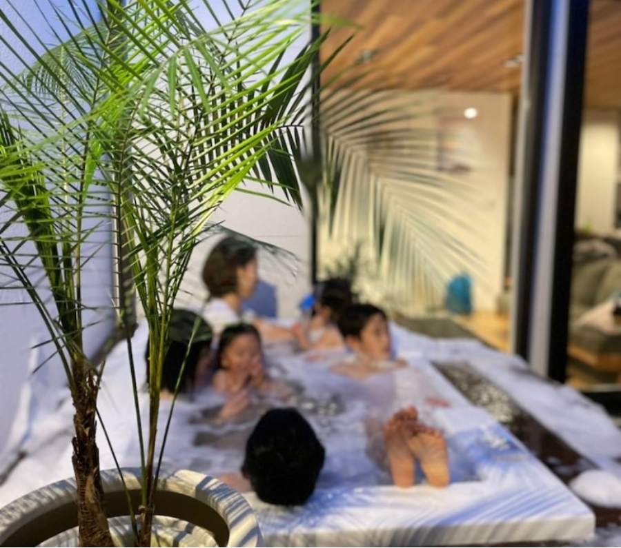 ジャグジーで過ごす家族 イメージ写真